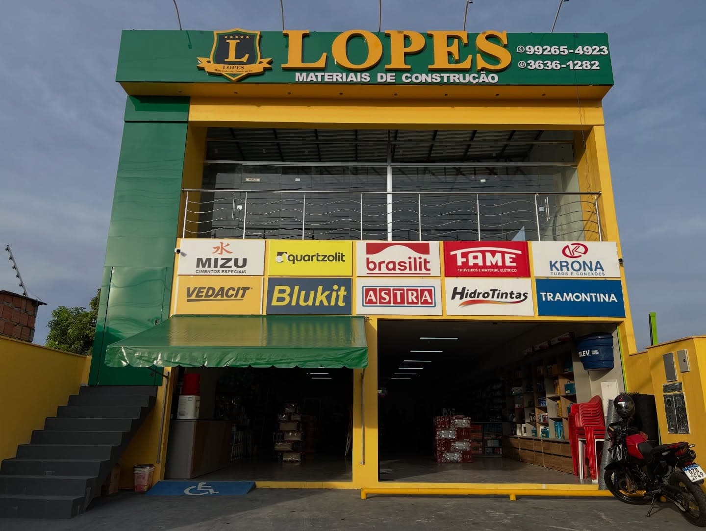 Fachada da loja Lopes Materiais de Construção em Manaus